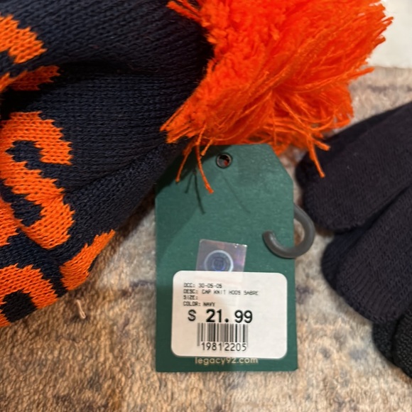 NWT UVA Pom Pom Hat and matching gloves - Picture 4 of 7